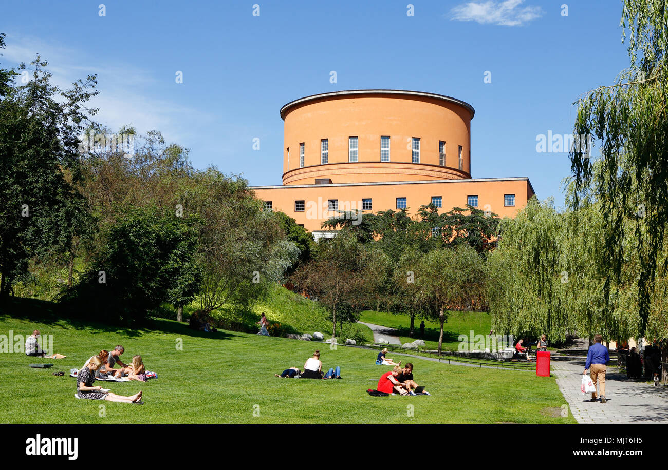 Stoccolma, Svezia - 6 Agosto 2015: La Stockholm biblioteca pubblica situata a street Sveavagen con parco scherzo gente seduta sul prato del foregroun Foto Stock