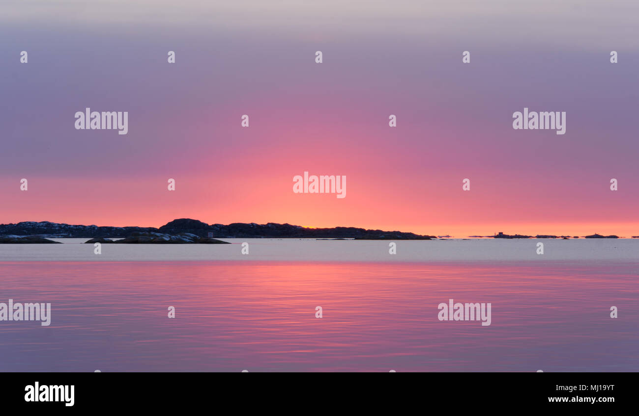 Regolazione del sole incandescente con bellissimi colori,Saltholmen,Gothenburg, Svezia 2018.Uno dei fantastici tramonti ho assistito a. Foto Stock