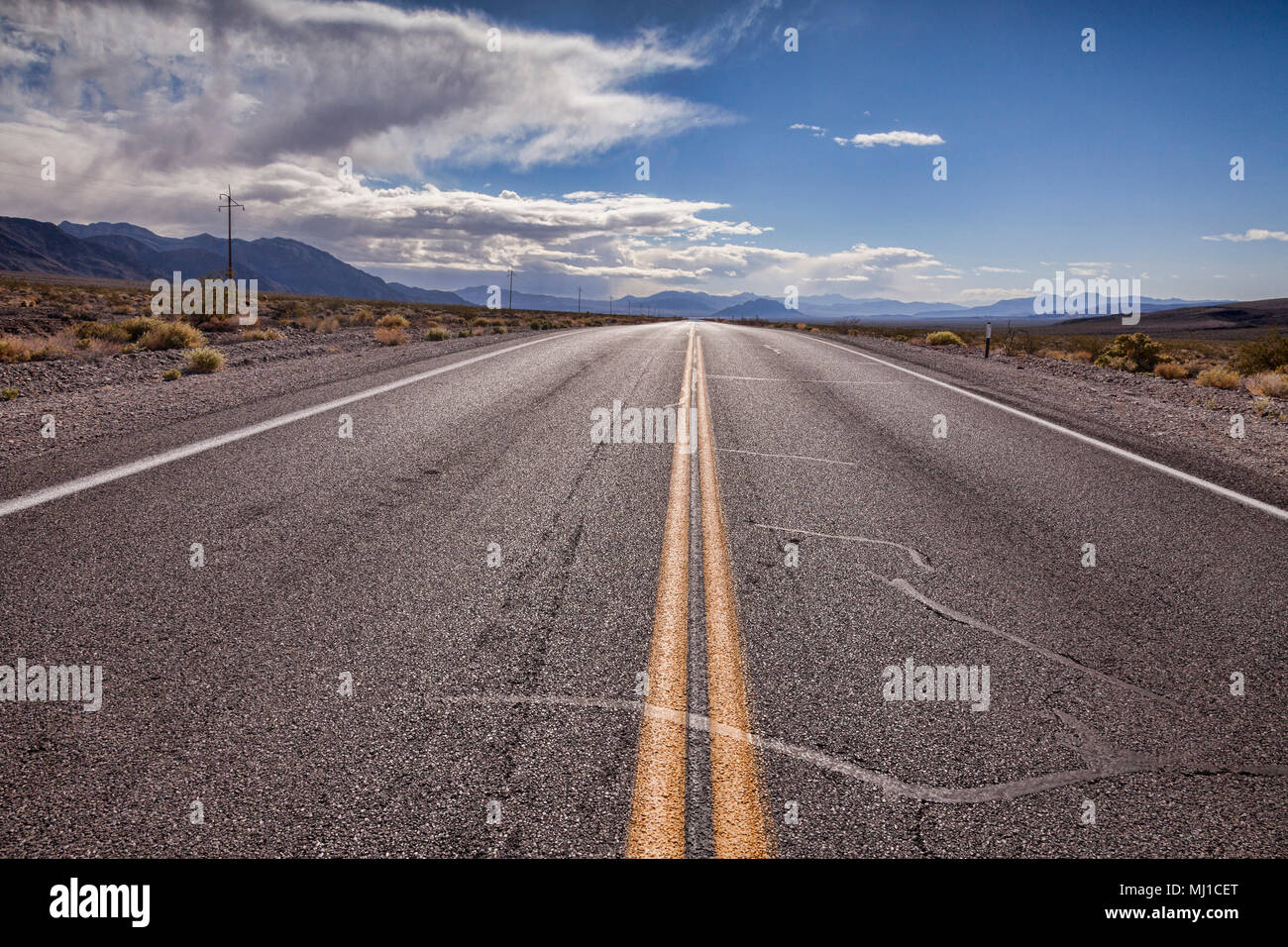 Strada attraverso la zona del deserto vicino a Death Valley, California. Foto Stock