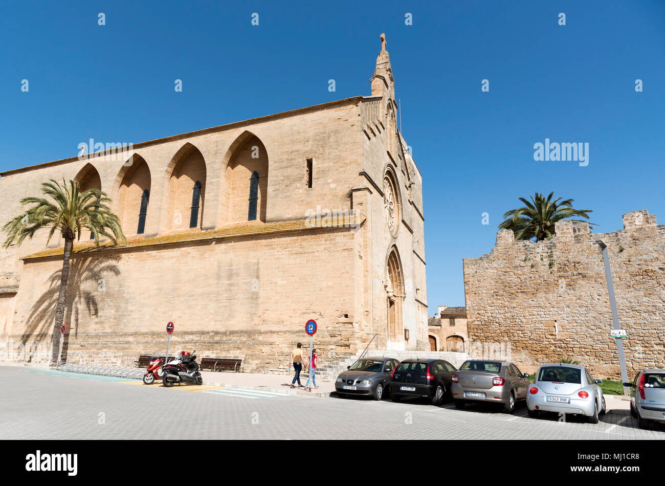 Alcudia, Mallorca, Spagna. 2018. La chiesa parrocchiale di Sant Jaume in stile neo gotico che risale al 1893 nel centro di Alcudia. Foto Stock