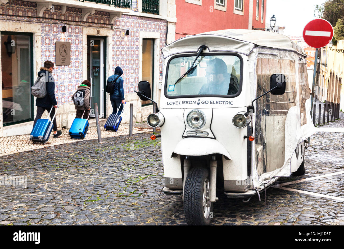 1 Marzo 2018: Lisbona, Portogallo - elettrico tuk tuk a Lisbona la Città Vecchia, con lo slogan adoriamo Lisbona andare elettrico. Foto Stock