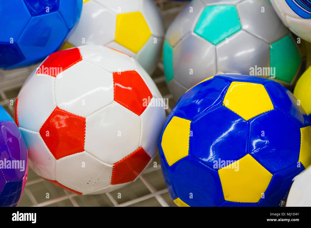 Colorate le palle da calcio nel supermercato sulla vendita Foto stock -  Alamy