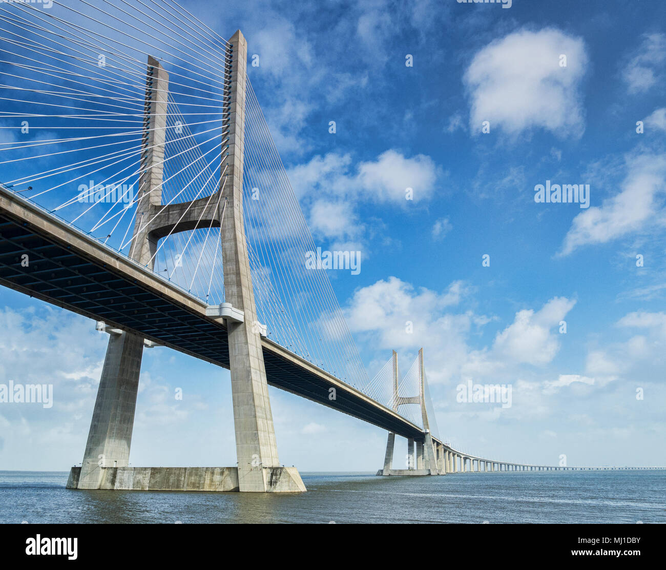 Dal ponte Vasco da Gama, 17km Ponte strallato che attraversa il fiume Tagus vicino a Lisbona, Portogallo. Foto Stock