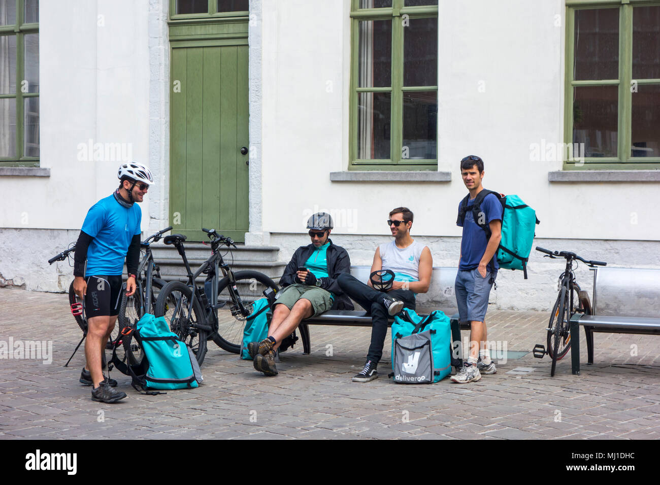 Corrieri in bicicletta - lavorare per Deliveroo, British online Consegna del cibo azienda - prendendo una pausa nel centro della città Foto Stock