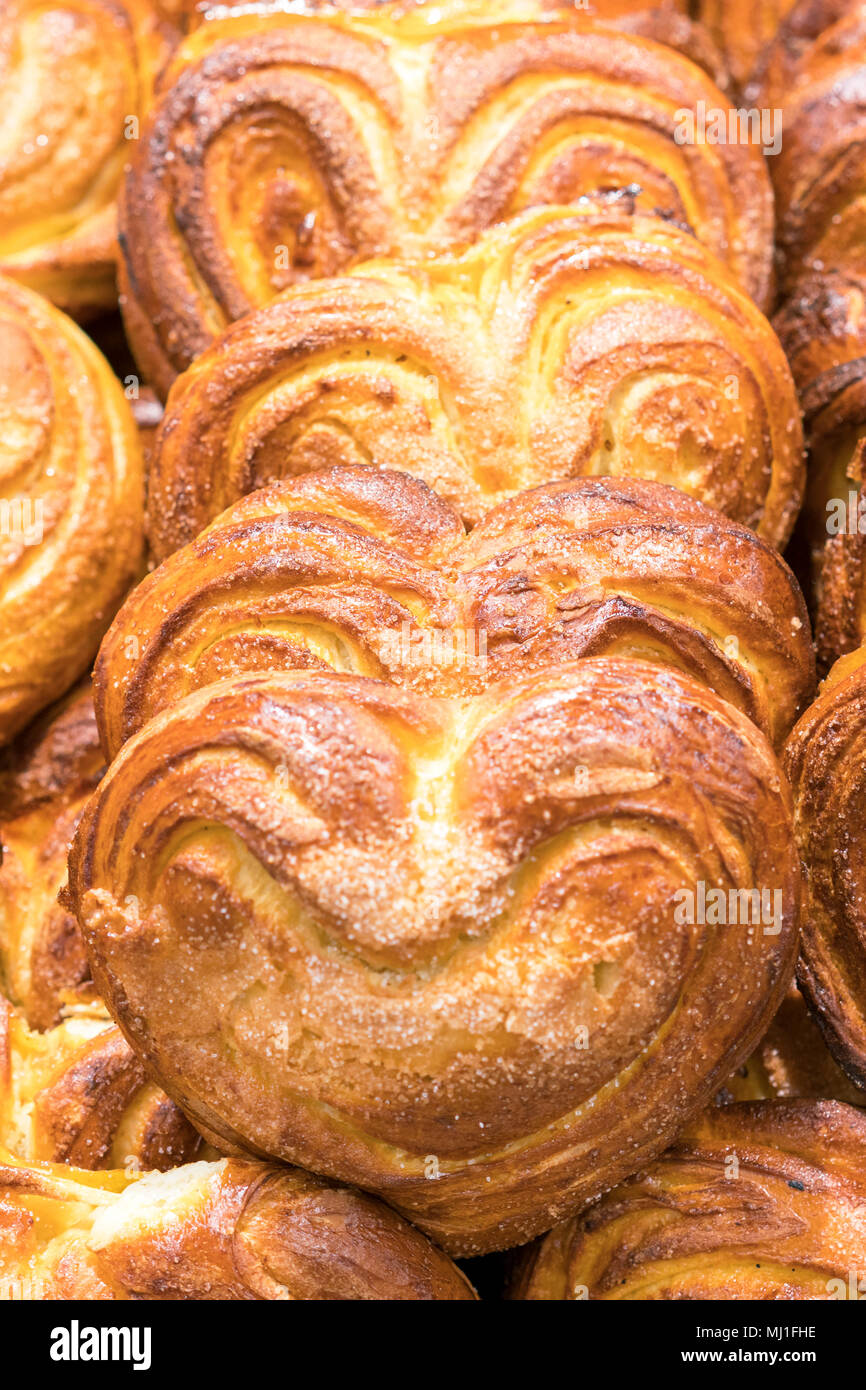 Pasticceria fresca in forma di cuori. Deliziosi panini freschi. Foto Stock