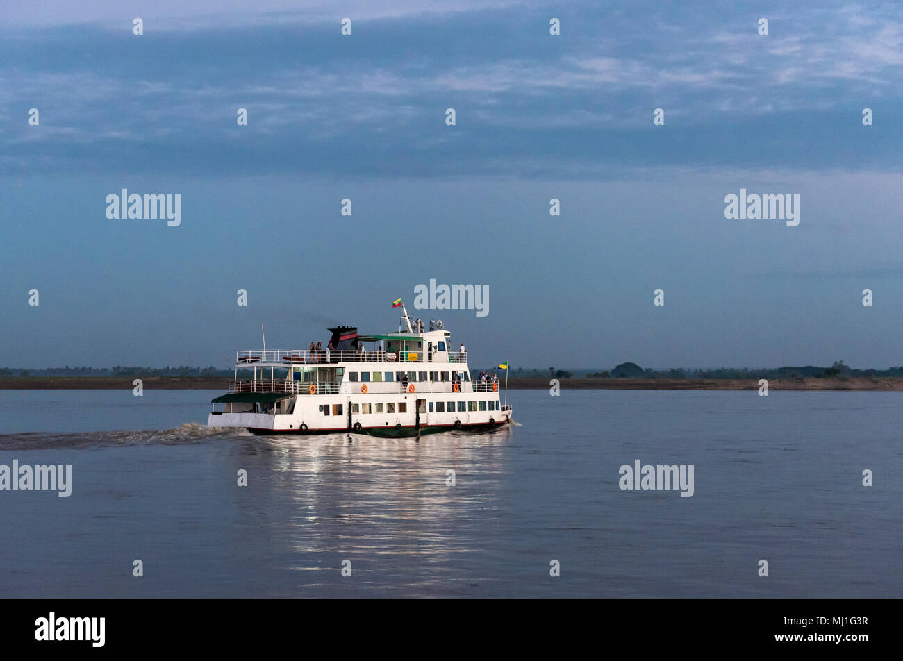 La nave di crociera sul fiume Irrawaddy tra Mandalay e Bagan, Myanmar (Birmania) Foto Stock