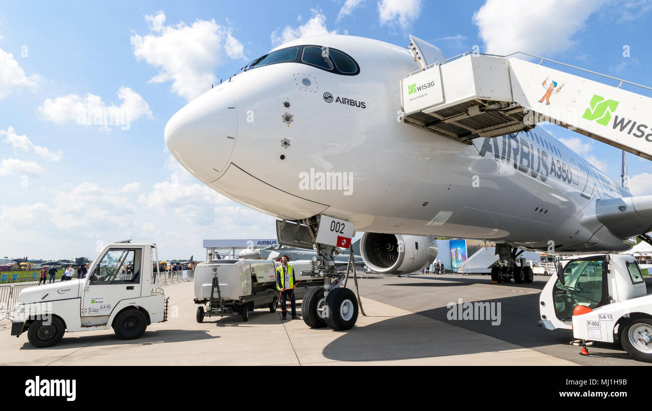 Berlino, Germania - Apr 27, 2018: Airbus A350 XVB aereo passeggeri sul display a Berlino ILA Air Show. Foto Stock
