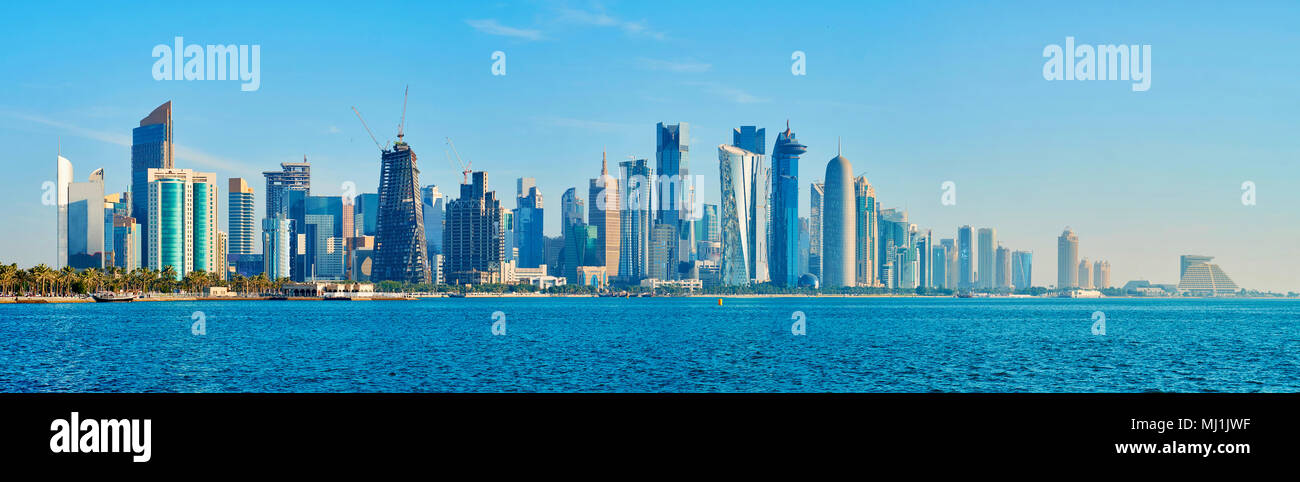 West Bay panorama dal lungomare Corniche - più grattacieli di business al Dafna distretto con increspata acque del golfo persico in primo piano, Foto Stock
