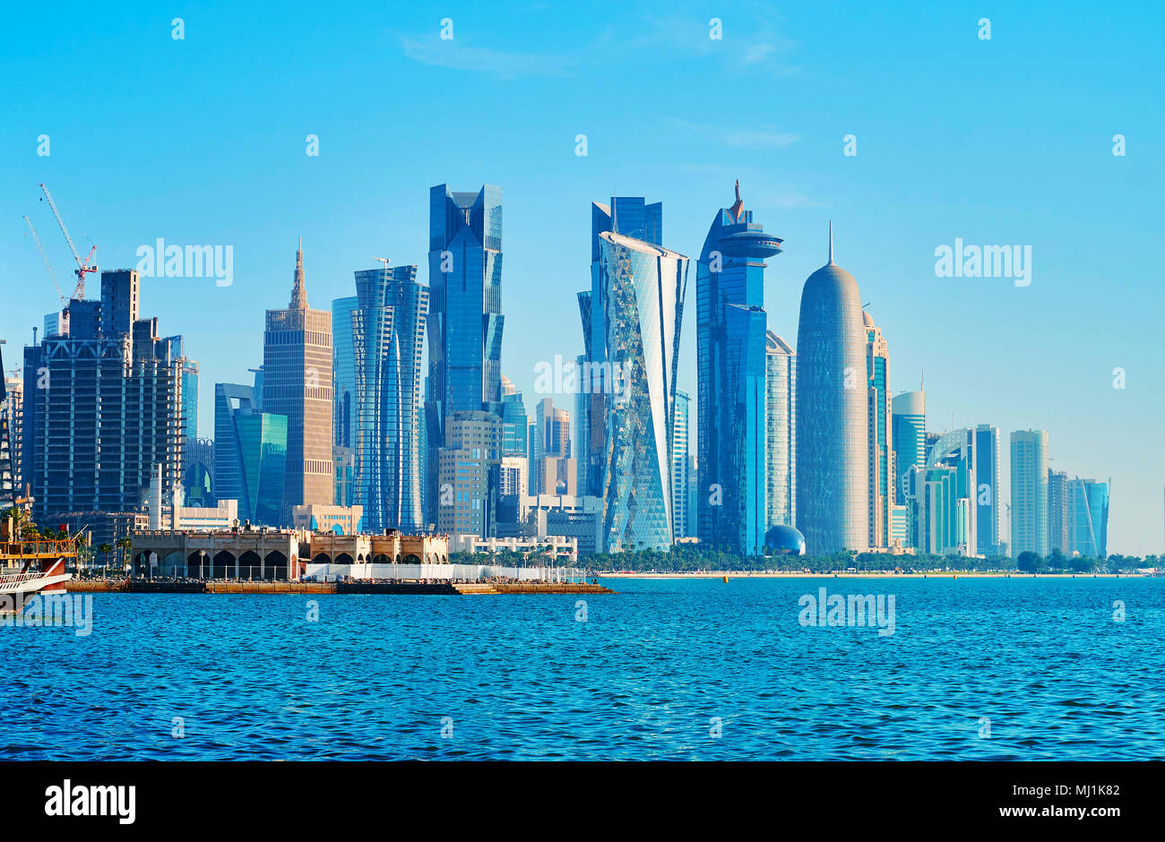 Al Dafna business district è veloce area di sviluppo con lussuosi e moderni edifici di vetro, metallo e calcestruzzo, Doha, Qatar. Foto Stock