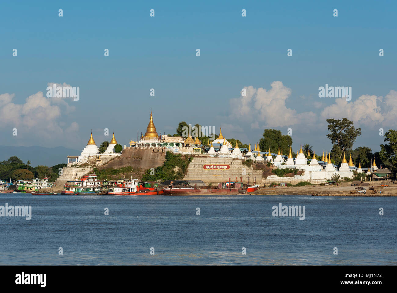 Gruppo di pagode nei pressi di Yadanabon ponte sul fiume Irrawaddy vicino a Mandalay, Myanmar (Birmania) Foto Stock