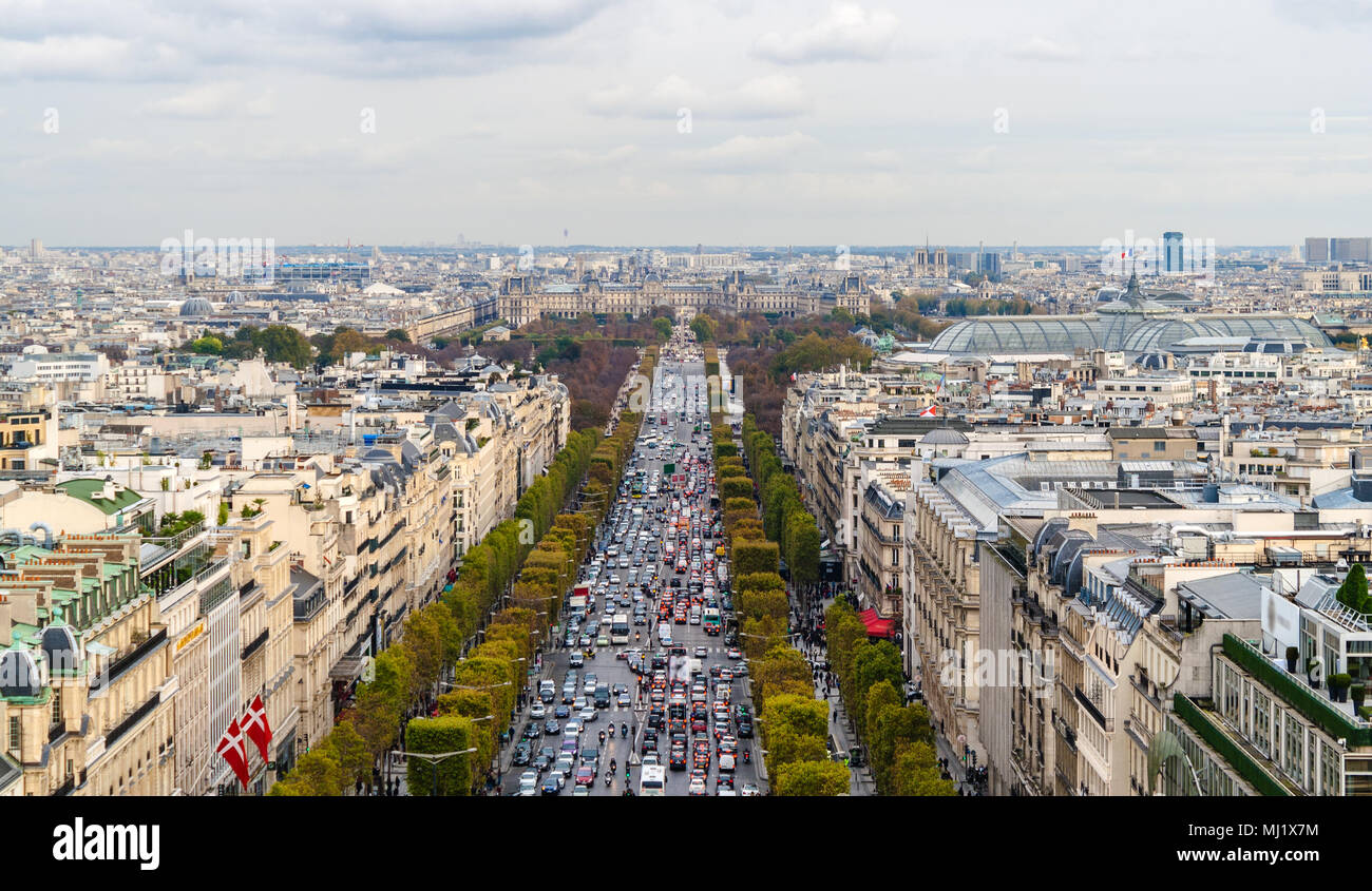 Avenue des Champs-ÃlysÃ©es come si vede dall'Arc de Triomphe. Pa Foto Stock