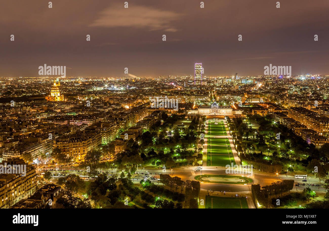 Tour Montparnasse e Ecole Militaire come visto dalla Torre Eiffel. Foto Stock