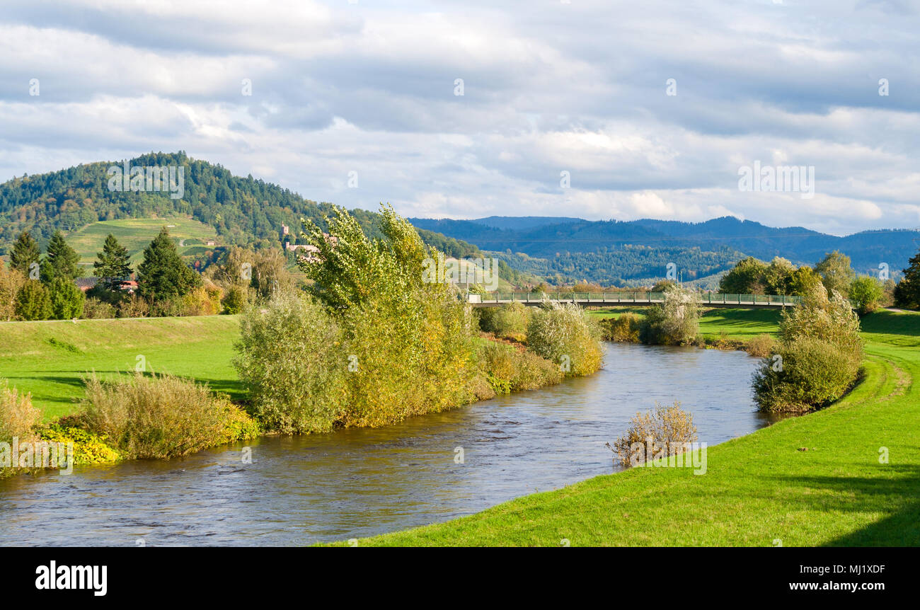 Vista del fiume Kinzig nelle montagne della Foresta Nera. Germania - BA Foto Stock