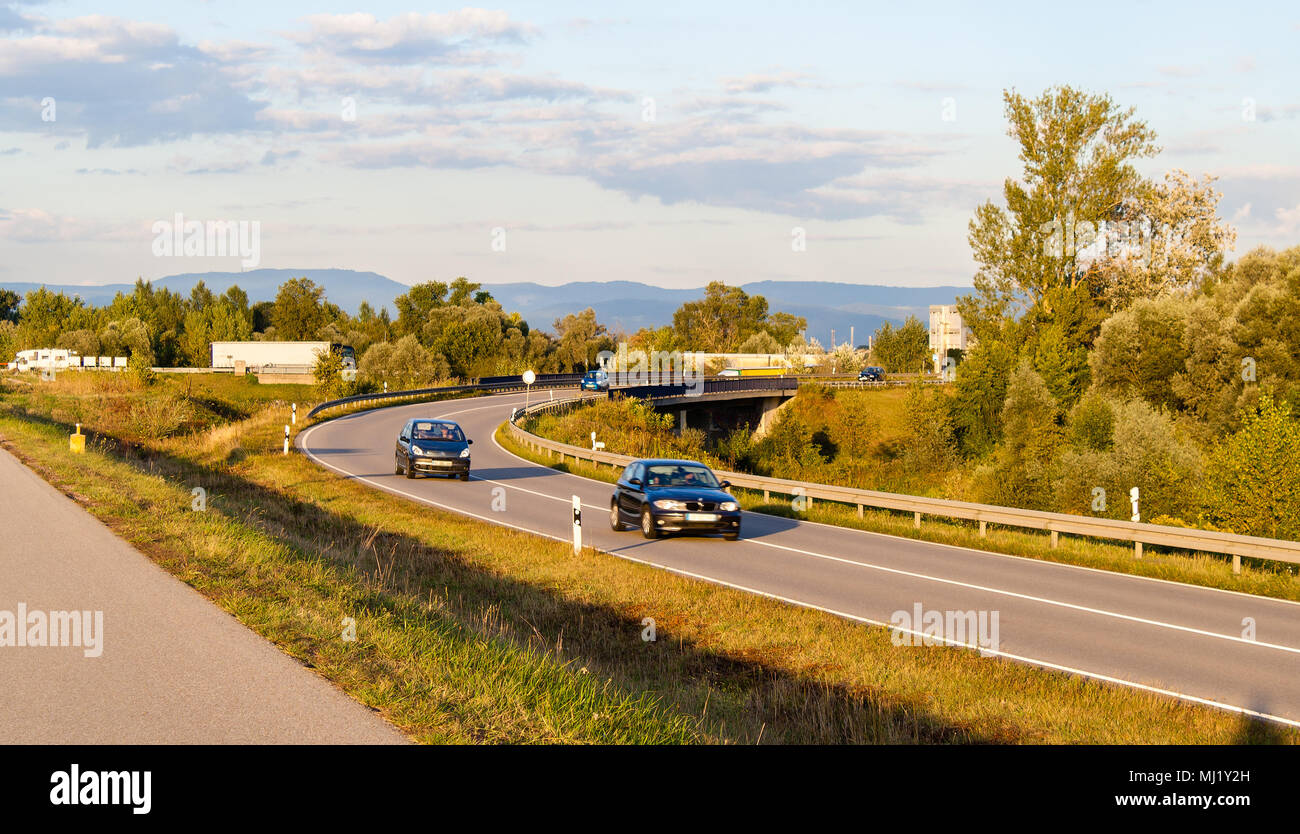 Autostrada contro le montagne sullo sfondo. Germania Foto Stock