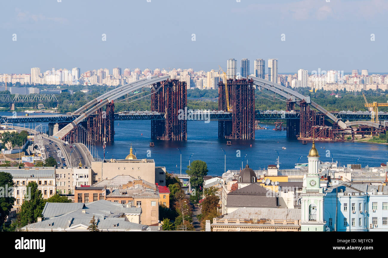Costruzione di un nuovo ponte sul Dnieper. A Kiev, Ucraina Foto Stock