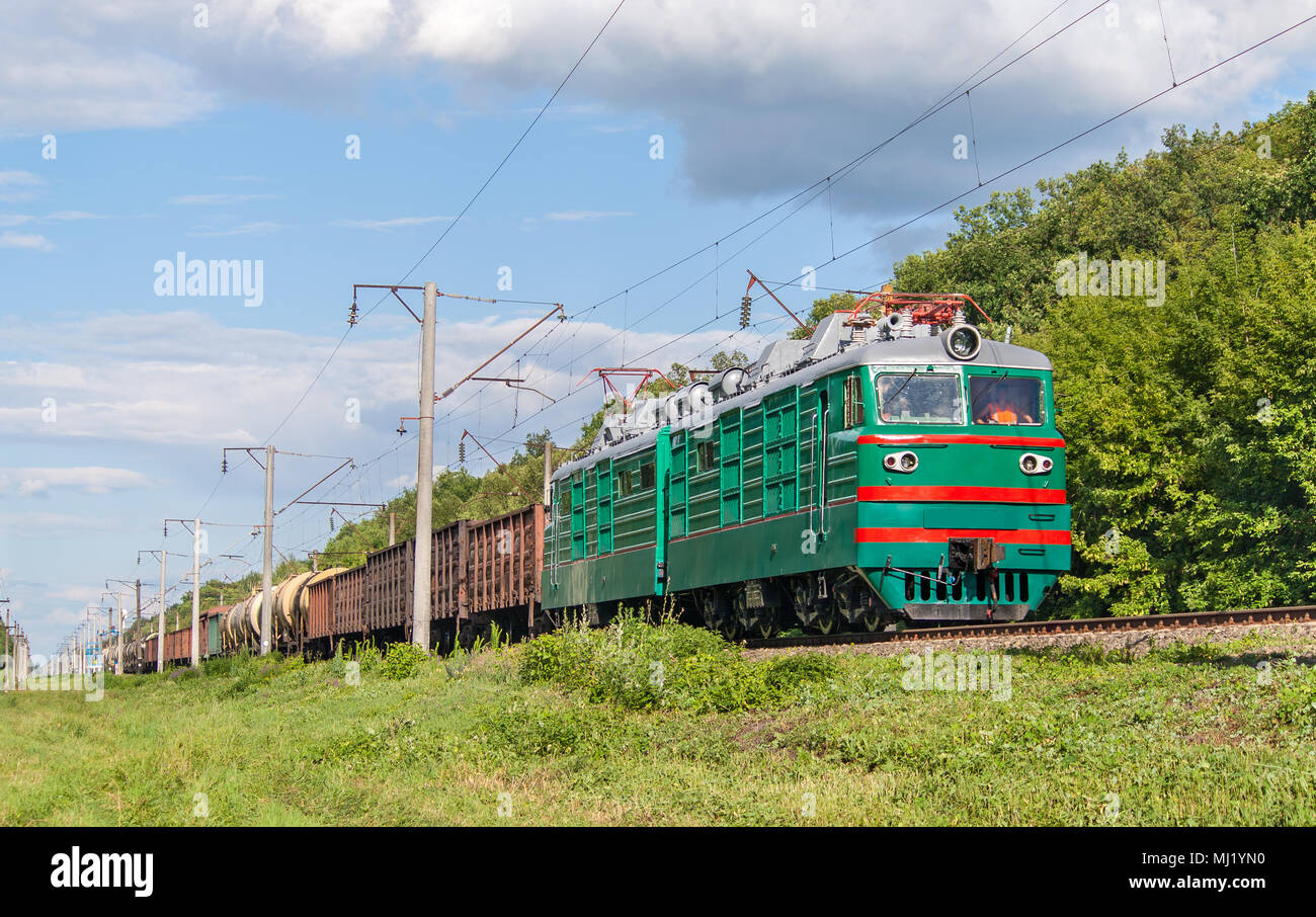 Treno merci trainato da locomotiva elettrica. Ferrovie ucraino Foto Stock