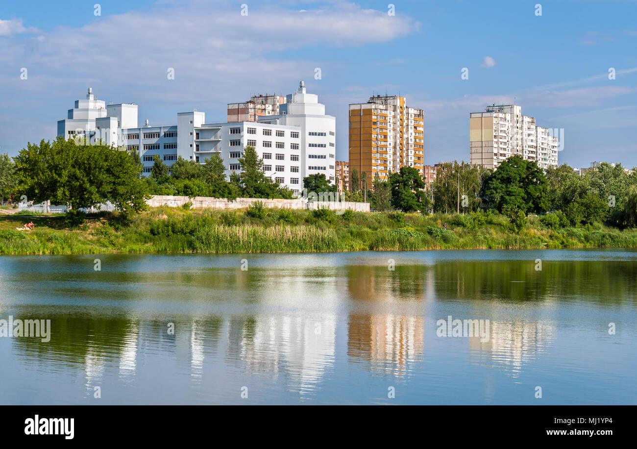 Edifici residenziali su un lago. Kiev, Ucraina Foto Stock
