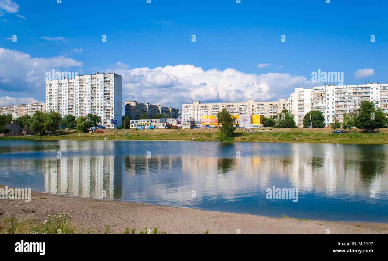 Edifici residenziali su un lago. Kiev, Ucraina Foto Stock