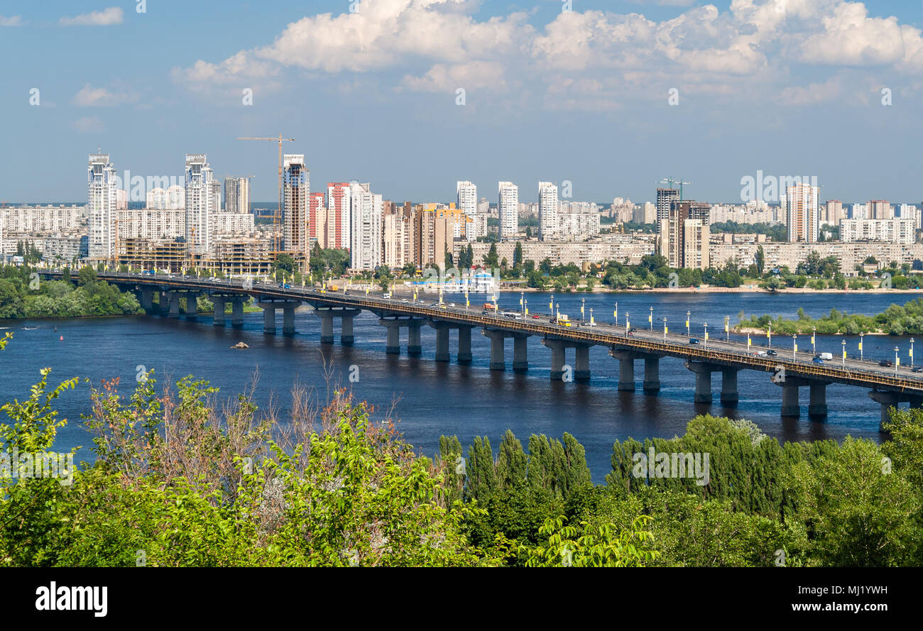 Vista del ponte Paton e la riva sinistra del fiume Dnieper a Kiev, Foto Stock