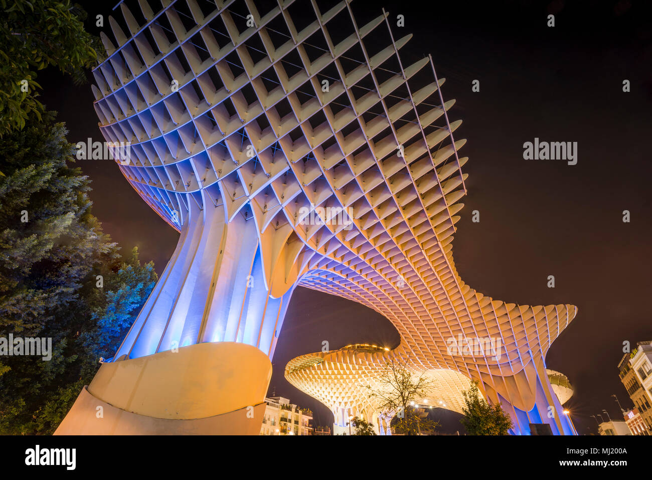 Architettura moderna struttura in legno Metropol Parasol, illuminata di notte, Plaza de la Encarnación, Siviglia, Andalusia, Spagna Foto Stock