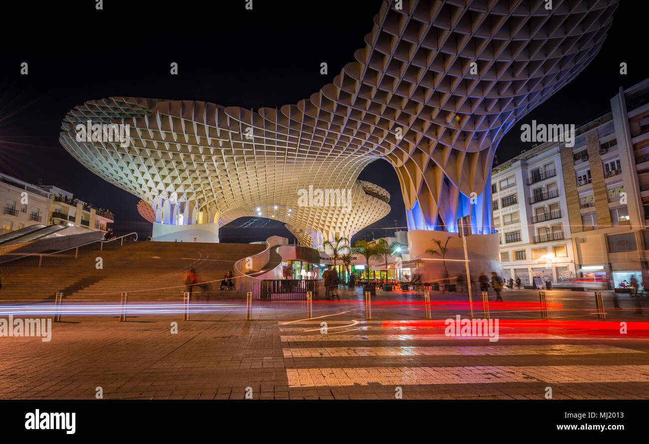 Architettura moderna struttura in legno Metropol Parasol, illuminato, con tracce di luce di notte, Plaza de la Encarnación Foto Stock