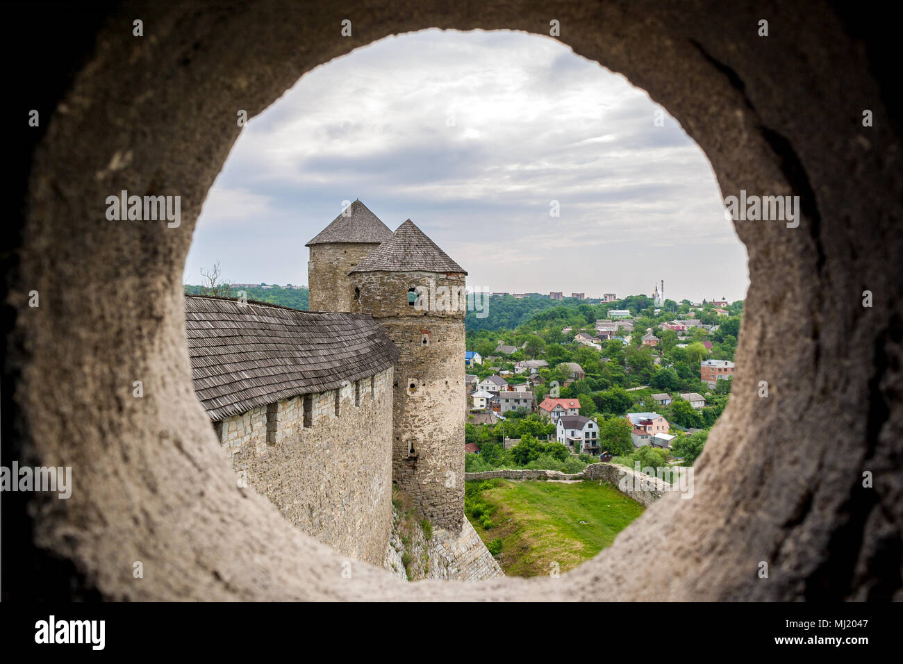 Vista da squarcio di una torre a Kamyanets-Podilsky fortres Foto Stock