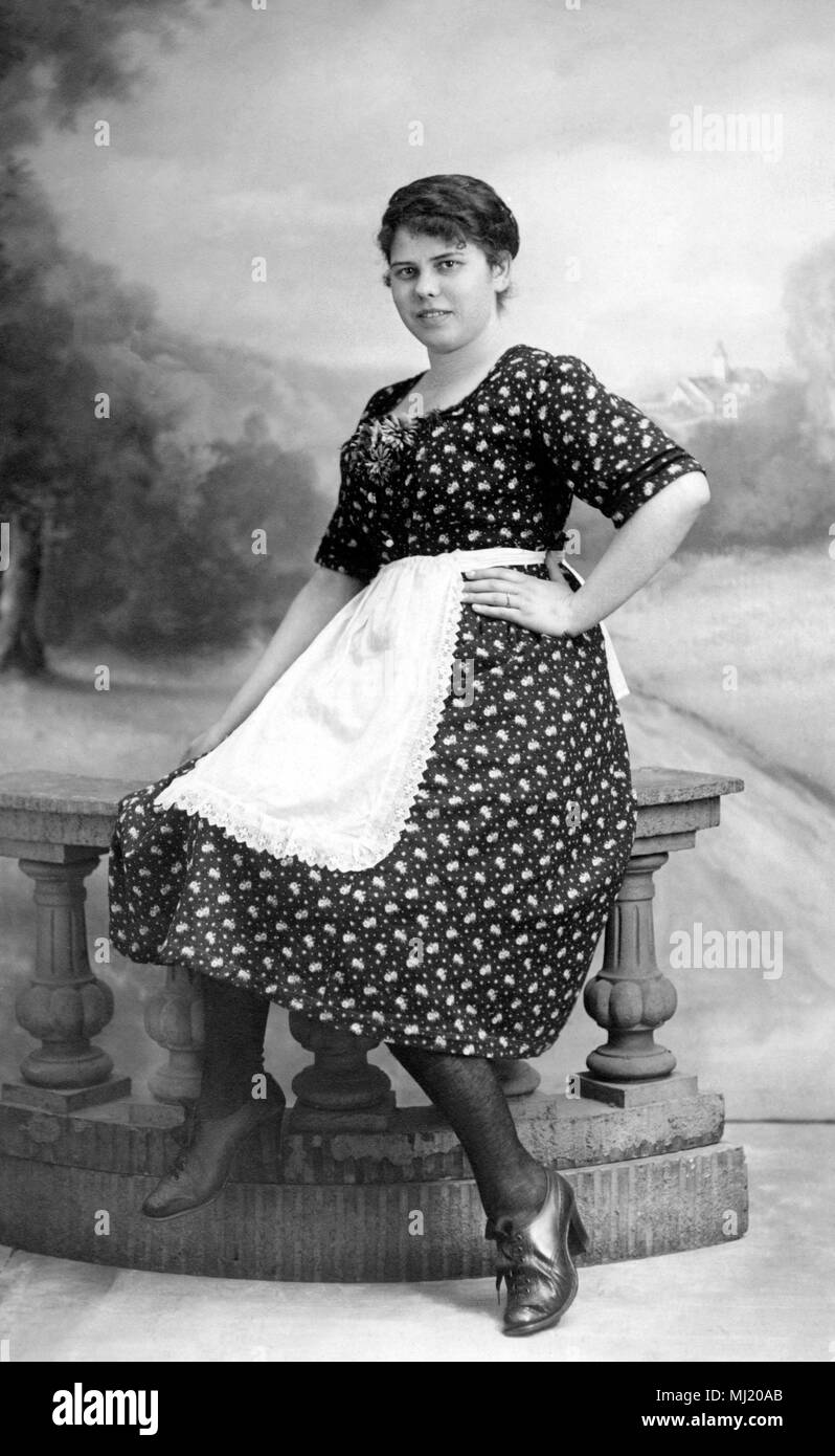 Donna in posa con grembiule, cameriera, 1920s, Germania Foto stock - Alamy