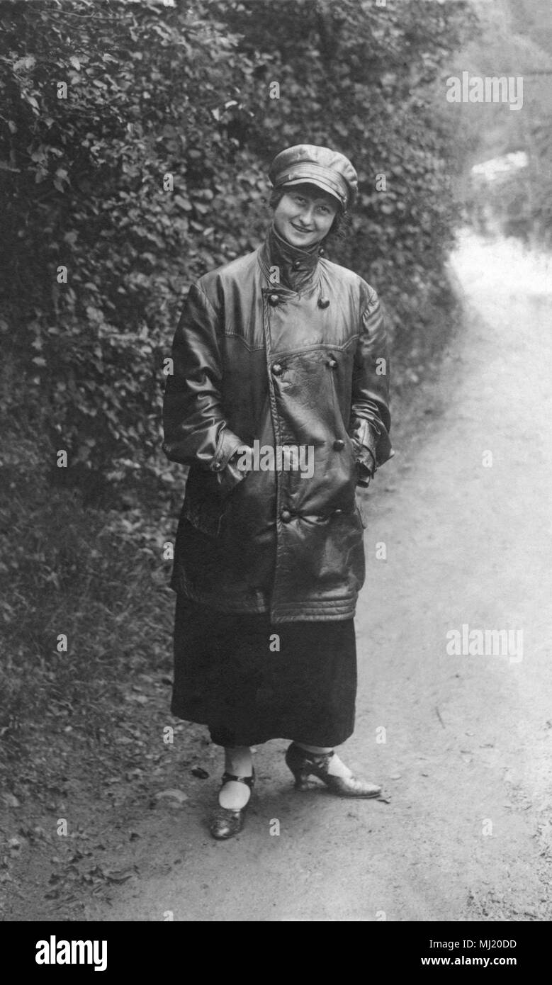 Moda donna con rivestimento in pelle e cappuccio, 1920s, Germania Foto Stock