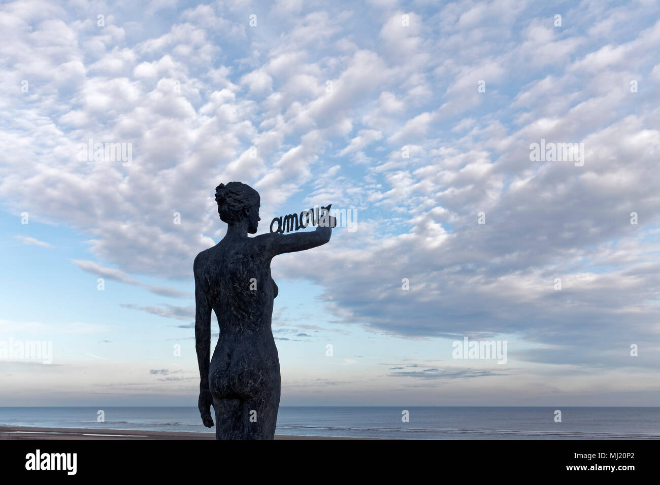 Donna scrive parola francese Amour, amore, nel cielo, scultura in bronzo di scultore belga Linde Ergo, De Haan, Mare del Nord Foto Stock