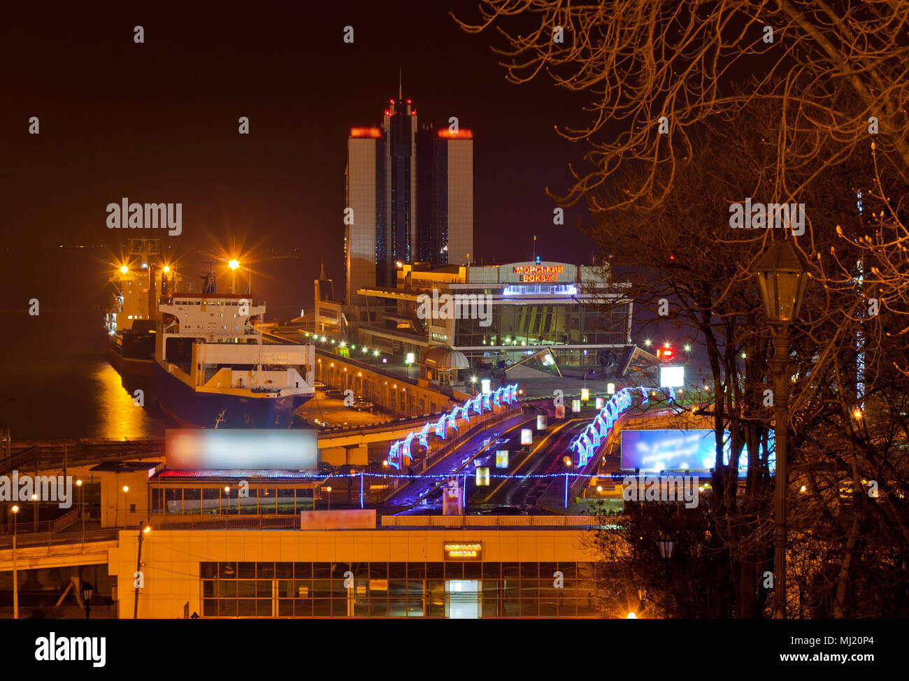 Vista notturna di Odessa Seaport. L'Ucraina Foto Stock