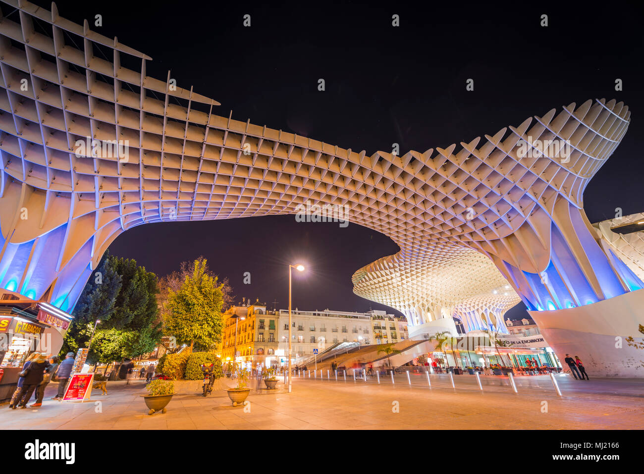 Architettura moderna struttura in legno Metropol Parasol, illuminata di notte, Plaza de la Encarnación, Siviglia, Andalusia, Spagna Foto Stock