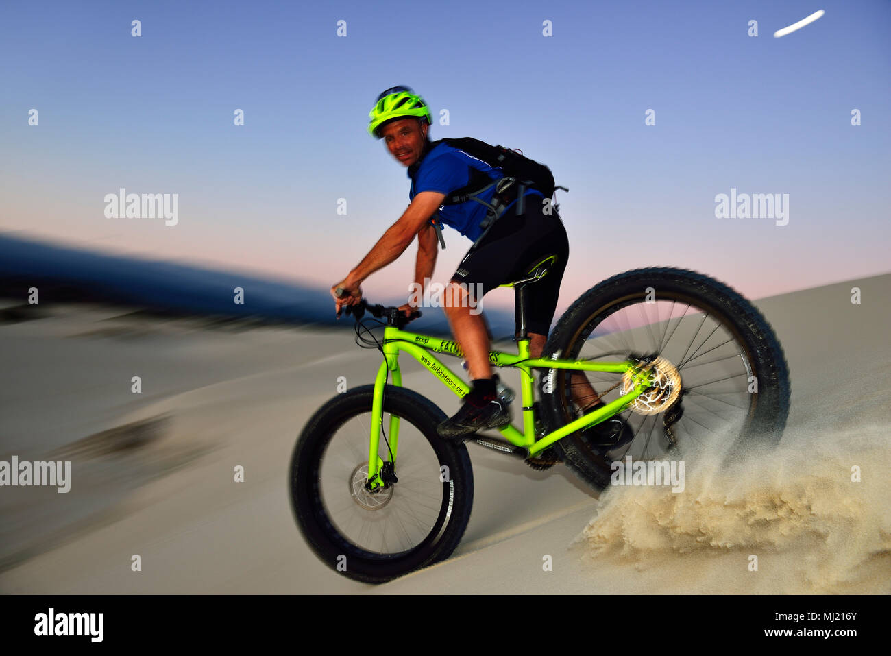 Ciclista con decrescente Fatbike duna di sabbia, Plaat Beach, riserva, De Kelders, Gansbaai, Western Cape, Sud Africa Foto Stock