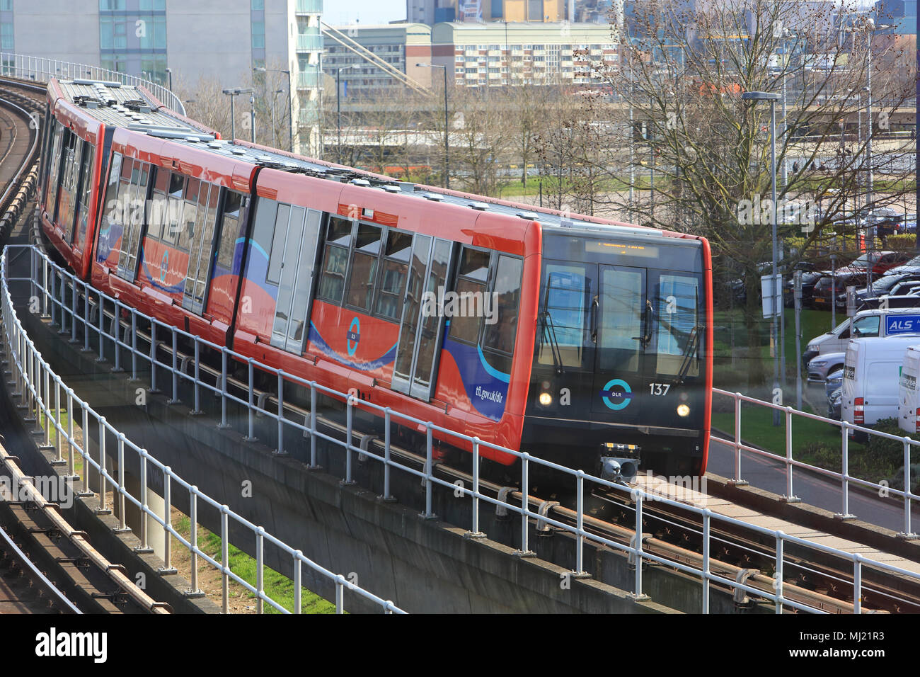 DLR Treno in avvicinamento Prince Regent dalla stazione di Canning Town, East London, England, Regno Unito Foto Stock