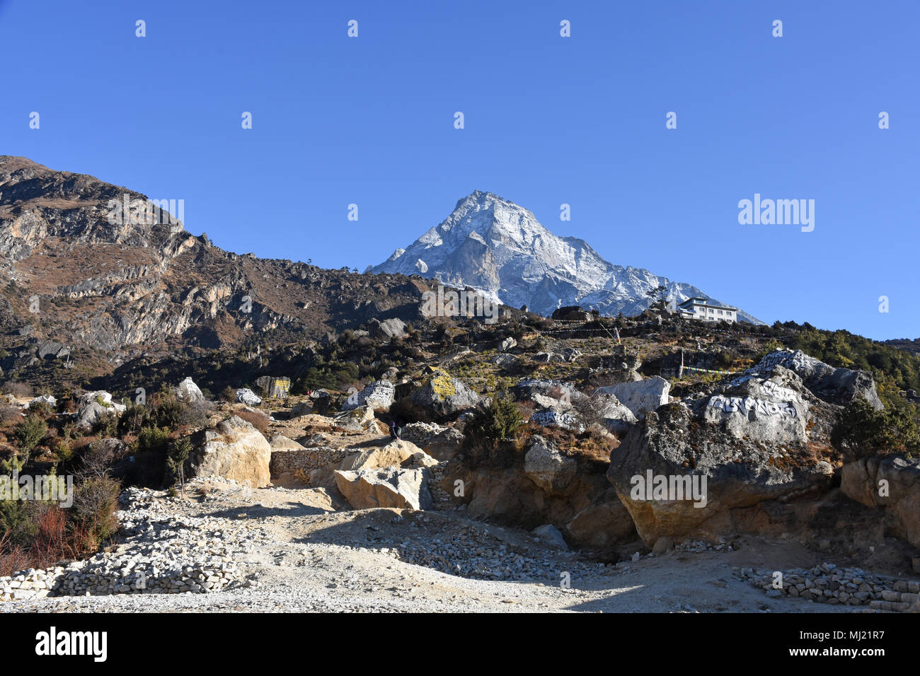 Pietre di preghiera al di sopra di Namche Bazaar e vette Monte Khumbila in background Foto Stock