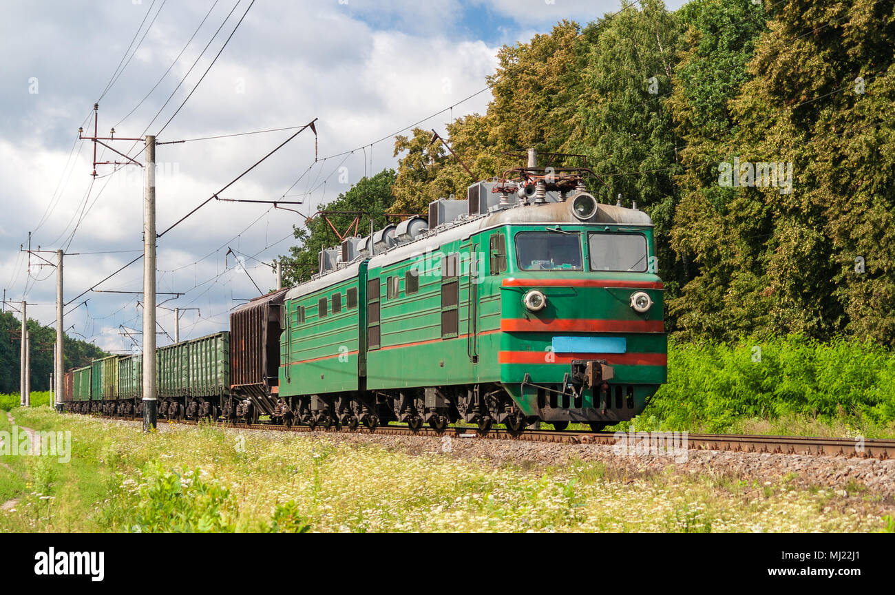 Il trasporto merci treno elettrico nella regione di Kiev, Ucraina Foto Stock