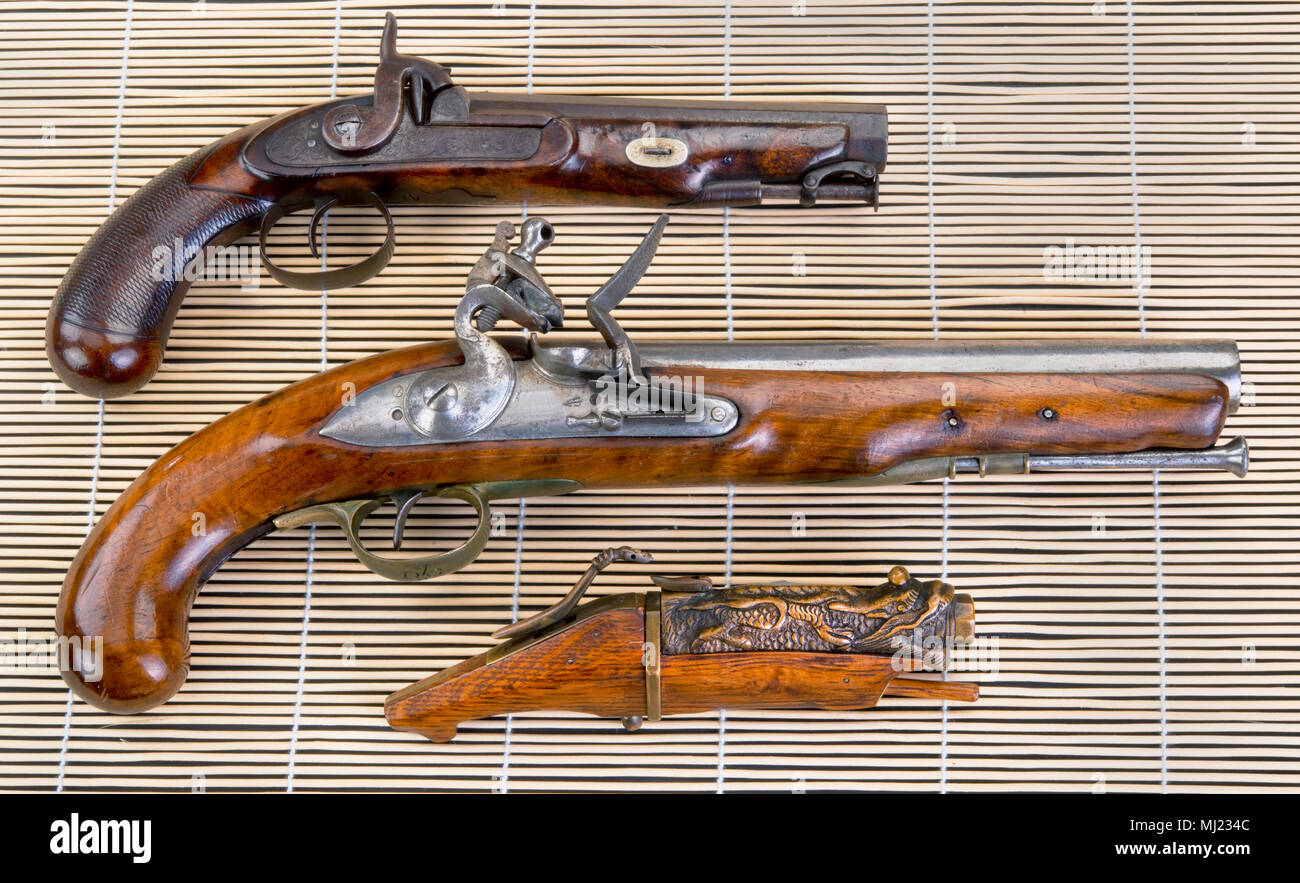 Reale pistole di antiquariato del XIX secolo percussioni inglese,inglese del XVIII secolo flintlock e il XIX secolo matchlock cinese pistola. Foto Stock