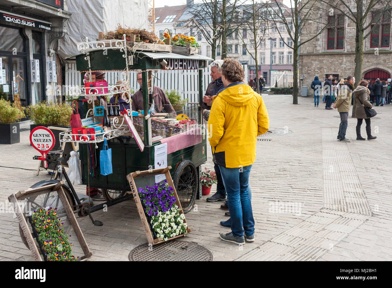 Un piccolo box che vendono fiori e cuberdon (un tipo di dolce belga) a Gand, Belgio Foto Stock