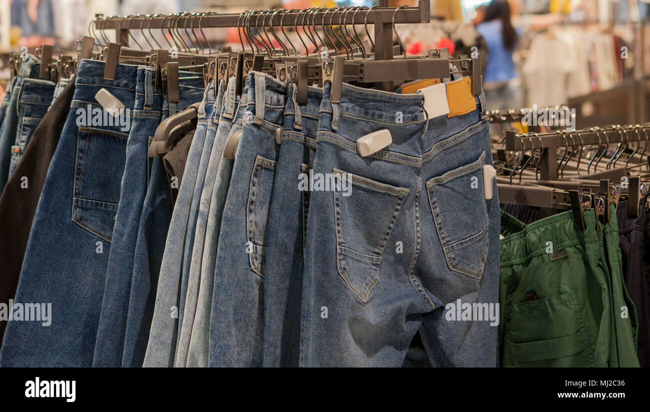 Jeans corti sullo scaffale del negozio. Abiti alla moda sugli scaffali del  negozio. Jeans appeso sul salvagente nel negozio di moda. Vetrina, vendita,  shopping Foto stock - Alamy