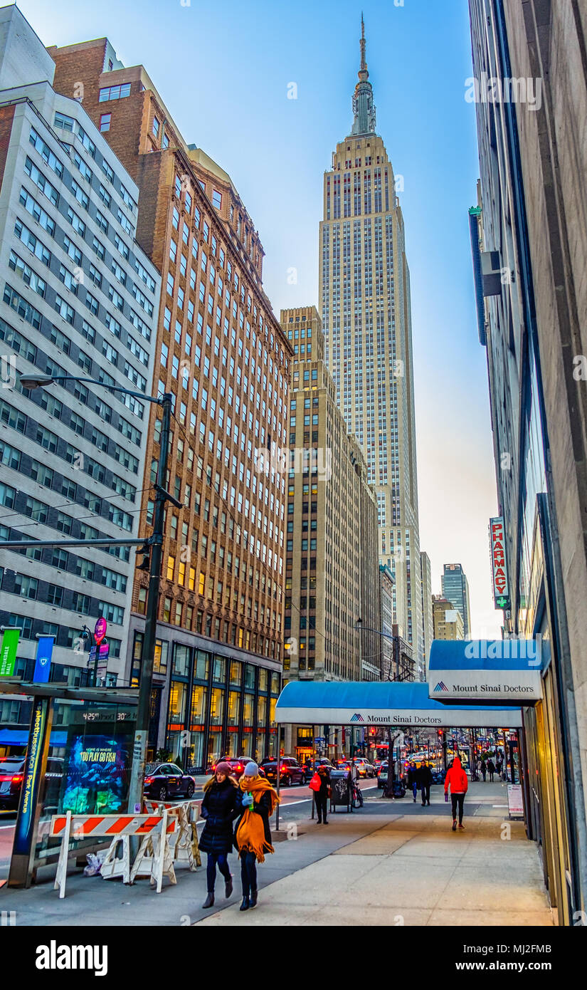 La città di New York, Stati Uniti d'America, Jan 2018, scene della vita di città in uno di midtown Manhattan street Foto Stock