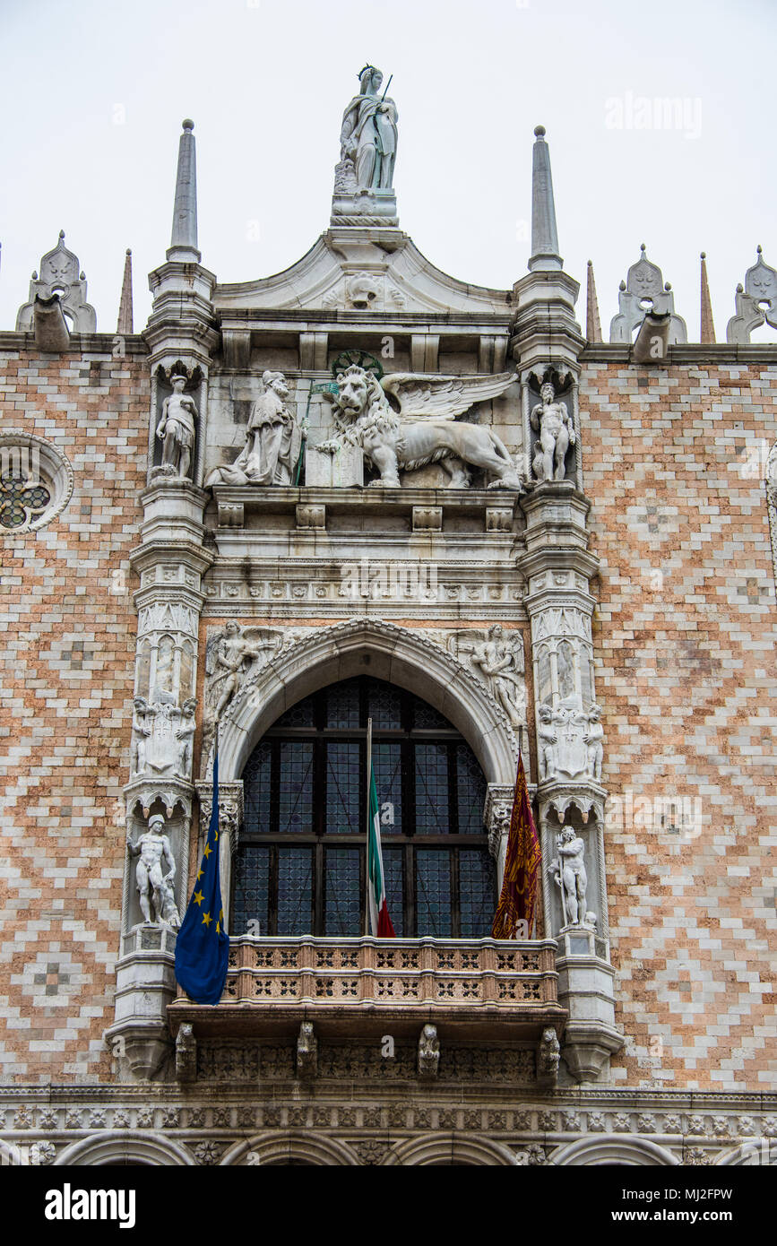 Decorazioni in marmo e finestre di vetro colorato su un balcone con schemi di posa sulla fascade della Basilica di San Marco, Venezia, Italia Foto Stock