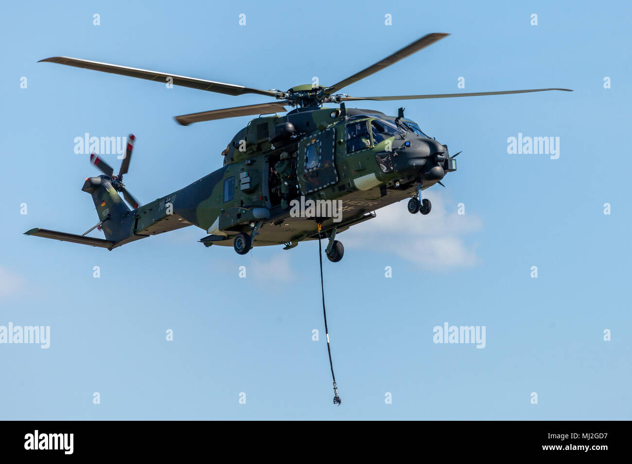 Berlino / GERMANIA - Giugno 28, 2018: tedesco per il trasporto militare elicottero NH 90 vola sul campo di aviazione a Berlino, Germania. Foto Stock