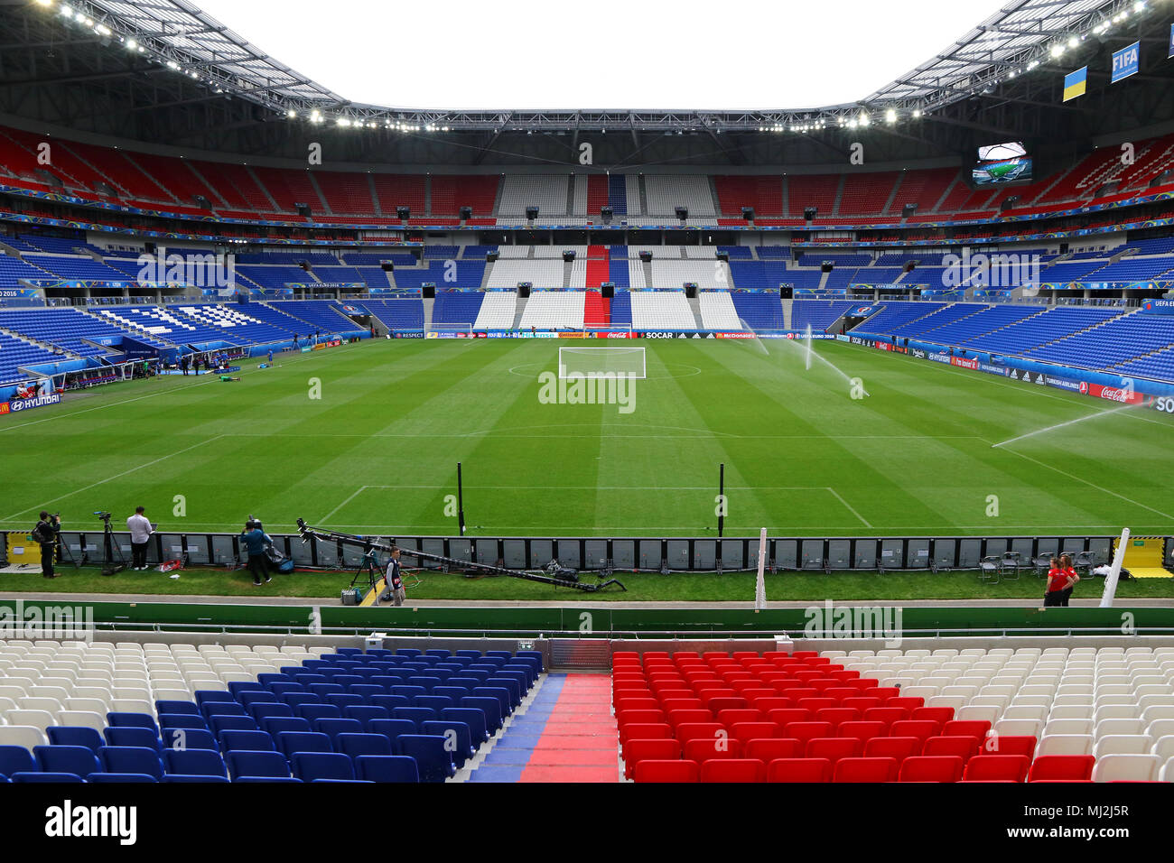 Lione, Francia - 15 giugno 2016: vista panoramica di Stade de Lyon (Parc Olympique Lyonnais) durante la sessione di formazione dell'Ucraina nazionale di calcio befo Foto Stock