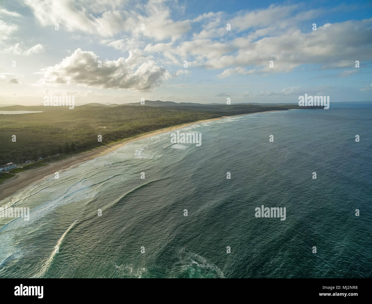 Vista aerea della bellissima costa dell'oceano al tramonto Foto Stock
