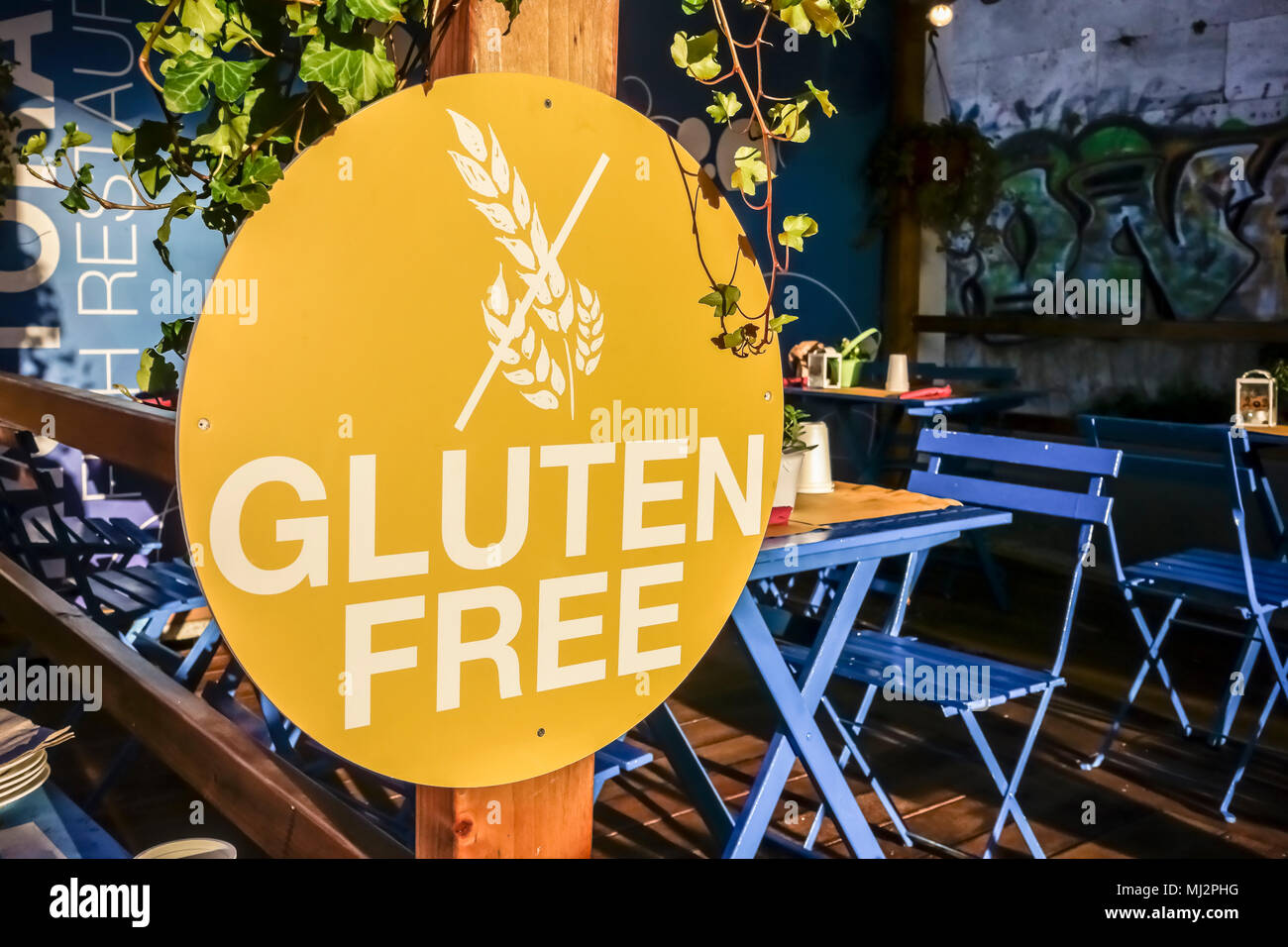 Logo senza glutine, simbolo, segno in un tipico ristorante all'aperto. Dieta celiaca. Primo piano. Foto Stock