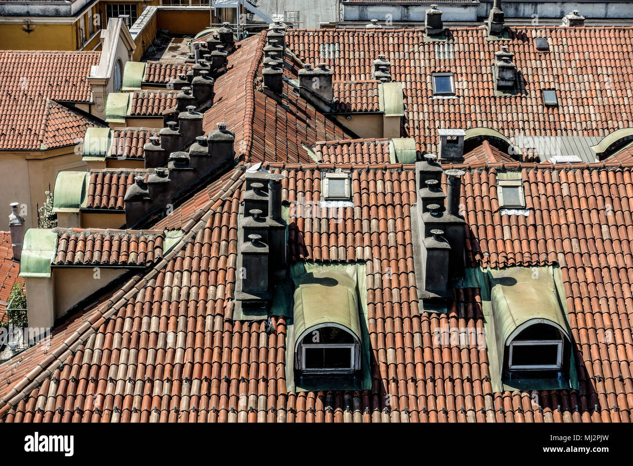 Chiusura del tetto di edifici tipici di Torino. Abbaini ricoperta di verde le piastre di ferro, sui tetti incastrata. Torino Piemonte, l'Europa. Vista panoramica Foto Stock