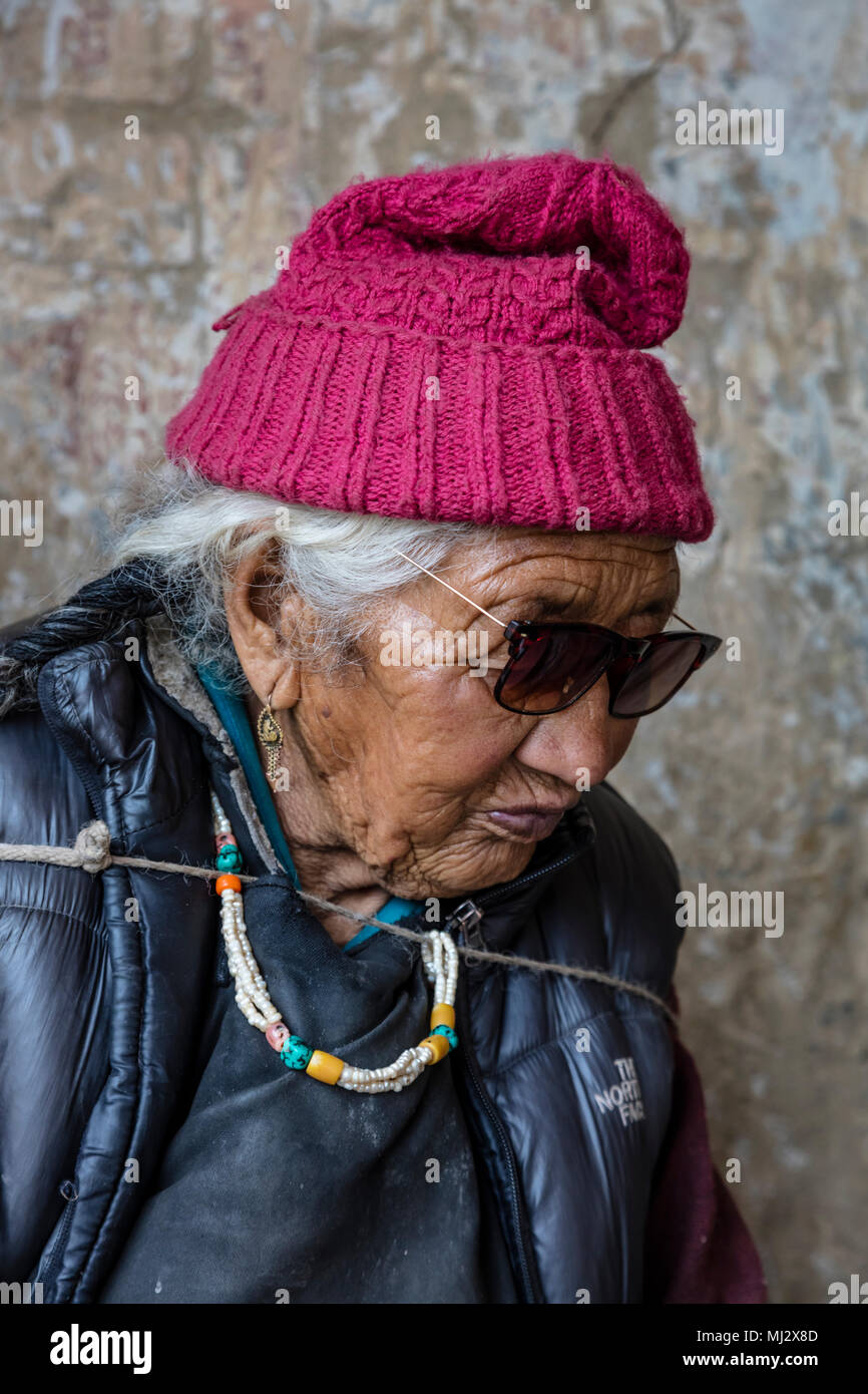 Una donna Ladakhi al monastero di Lamayuru - LADAKH, INDIA Foto Stock