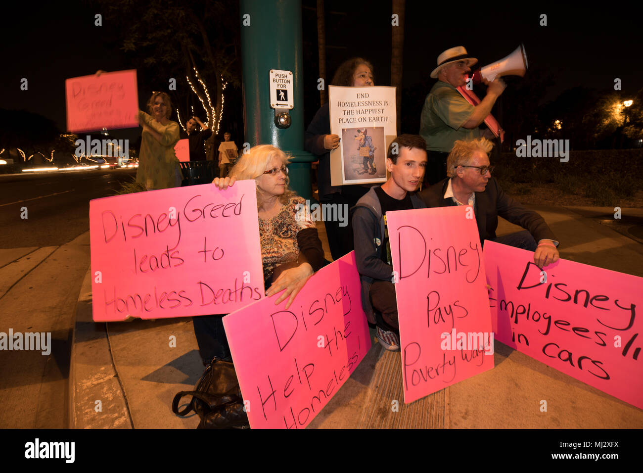 Dimostranti presso il Disney senzatetto protesta in Anaheim CA Foto Stock