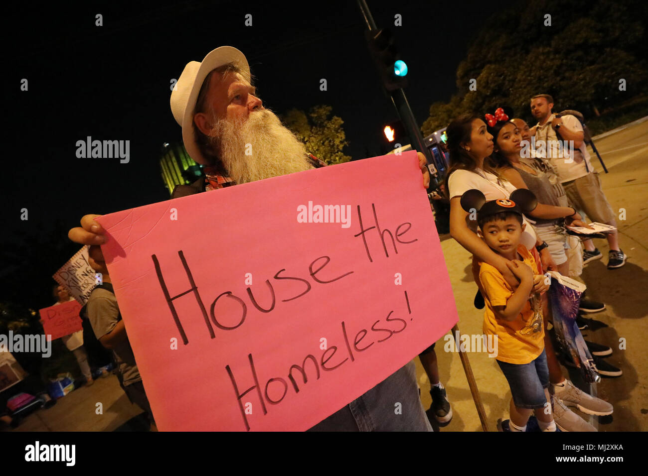 Dimostranti presso il Disney senzatetto protesta in Anaheim CA Foto Stock