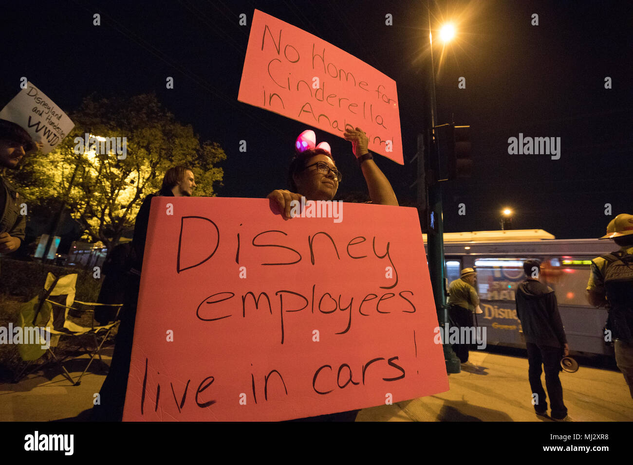 Dimostranti presso il Disney senzatetto protesta in Anaheim CA Foto Stock