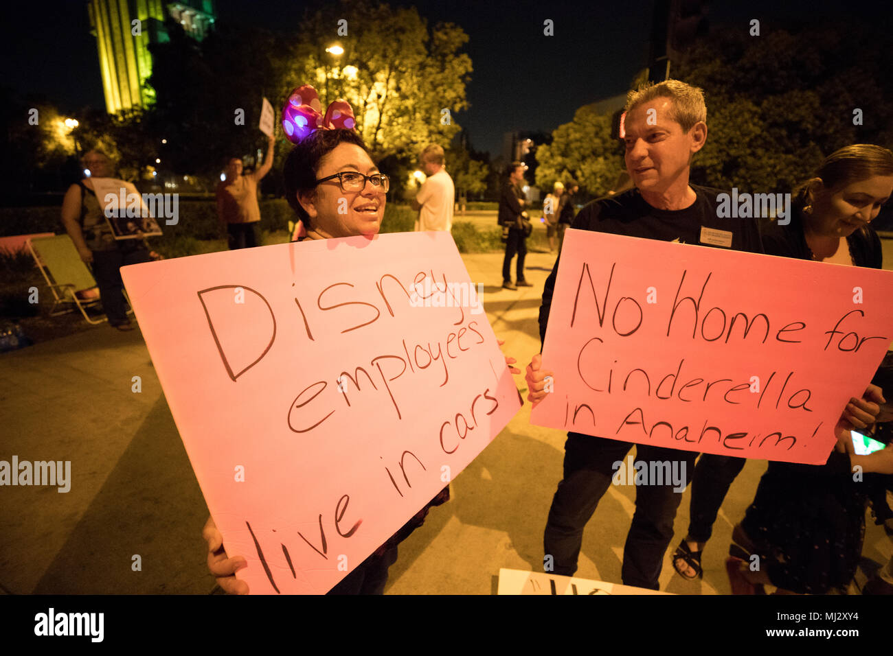 Dimostranti presso il Disney senzatetto protesta in Anaheim CA Foto Stock